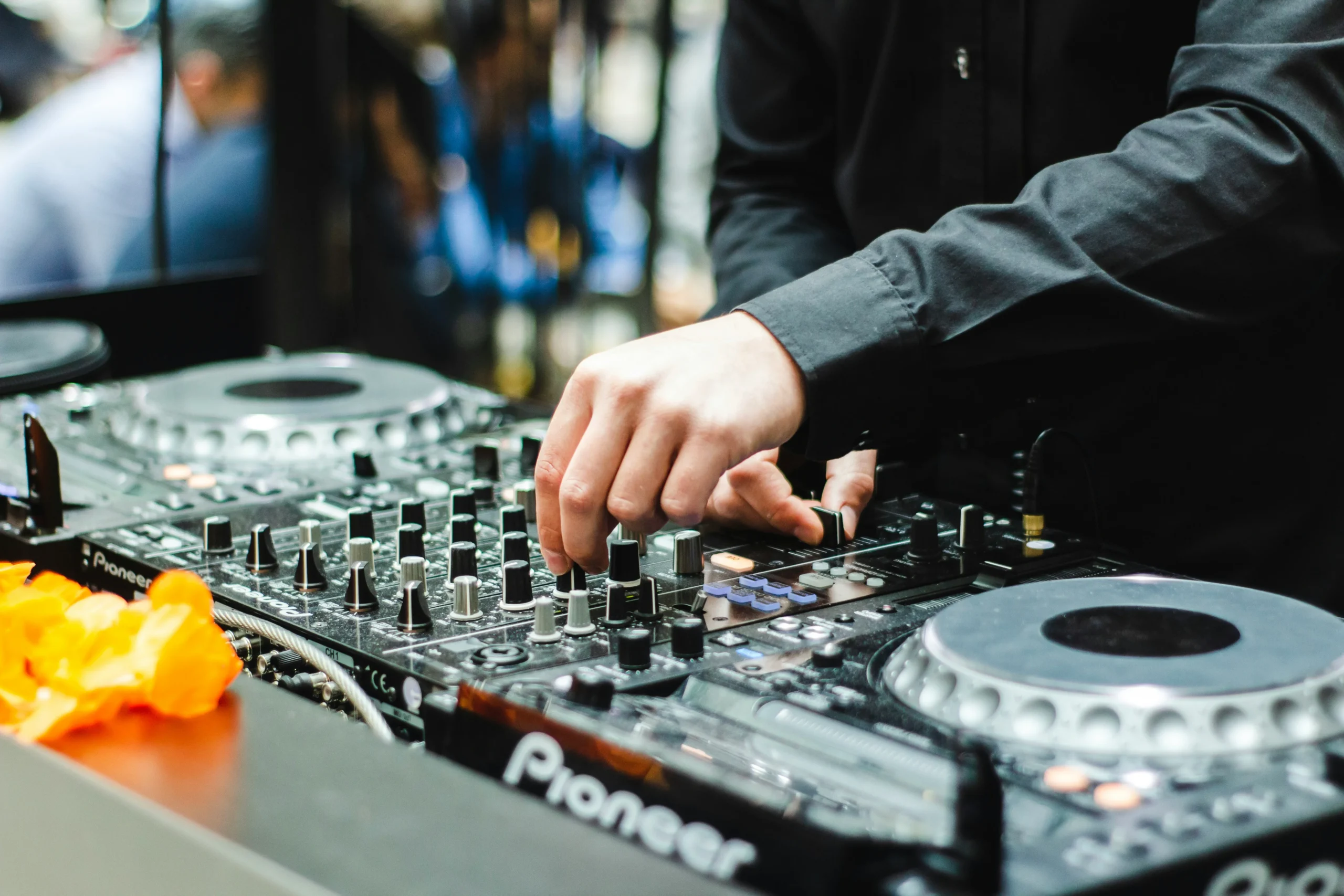 DJ sorgt für Stimmung beim inklusiven Clubbing-Event in Wien