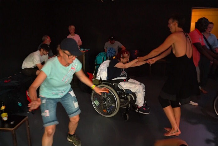 Bei Nachtstruktur, der Party ohne Barrieren, tanzen alle!